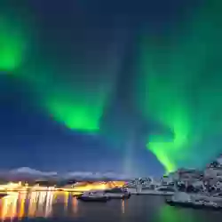 VINTERLYS Dra nordover og opplev vinterlyset. Kanskje er dere heldige og får med dere nordlyset som danser samba over nattehimmelen. – Norwegian Adventure Company