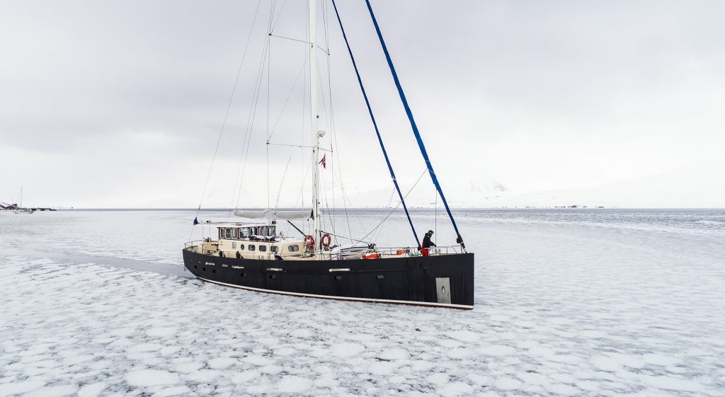 70 fot lang seil yacht med 6 lugarer og plass til tolv gjester med alle fasiliteter. – Norwegian Adventure Company