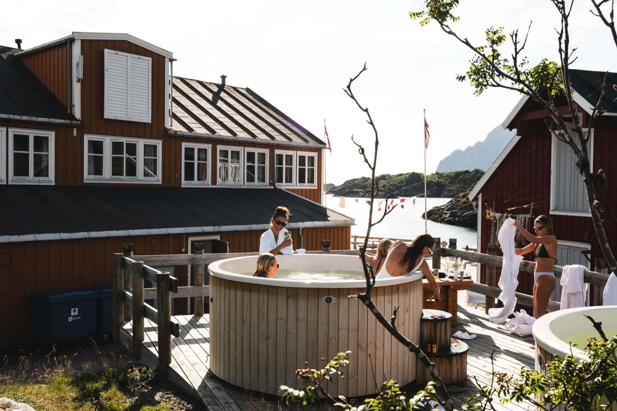 DSC06165-badstue-bad-stamp-nyvaagar-lofoten-camp-lounge-ocean-foto-fredrikke-norwegian-adventure-company.jpg – Norwegian Adventure Company