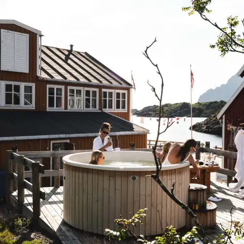 DSC06165-badstue-bad-stamp-nyvaagar-lofoten-camp-lounge-ocean-foto-fredrikke-norwegian-adventure-company.jpg – Norwegian Adventure Company