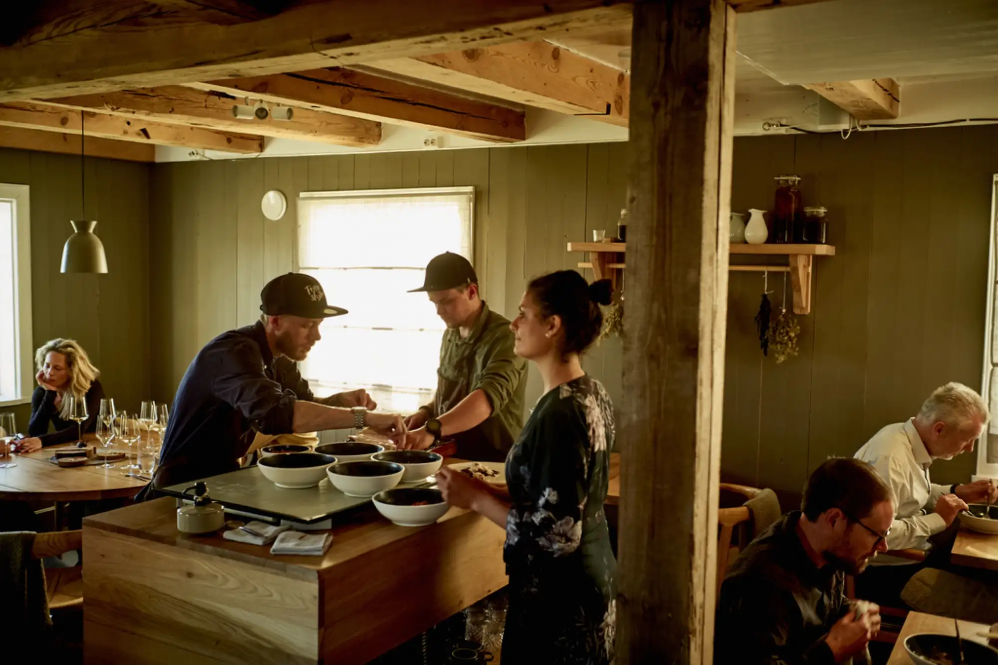 l1002116_(c)eivindnatvig-kvitnes-halvar-ellingsen-gourmet-food-mat-restaurant-gastronomy-gard-food-to-table-arctic-north-vesteralen-lofoten-norway-nordland-ocean-farming-wine-vin-eivind-hindahl-natvig-norwegian-adventure-company.JPG – Norwegian Adventure Company