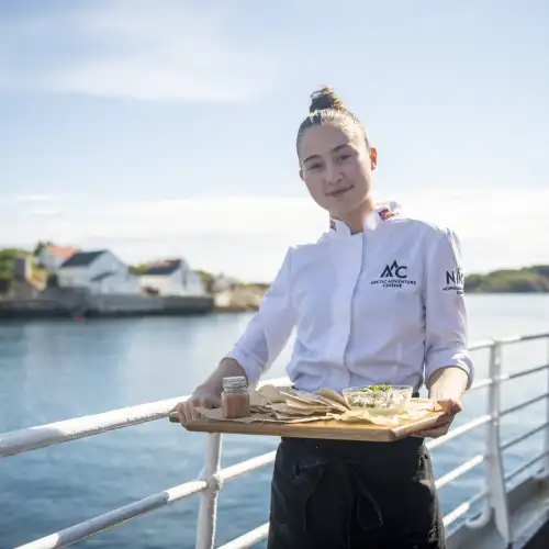 _VB09341-food-dining-boat-arctic-cuisine-lofoten-northern-norway-norwegian-adventure-company.jpg – Norwegian Adventure Company