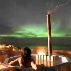 northern-light-aurora-borealis-nordlys-stamp-jacuzzi-hov-henrik-jorgensen-1280x640_1-norwegian-adventure-company.jpg – Norwegian Adventure Company