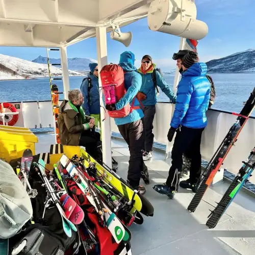 Blide Arctic Haute Route gjester klare for ny, flott dag på ski – Norwegian Adventure Company