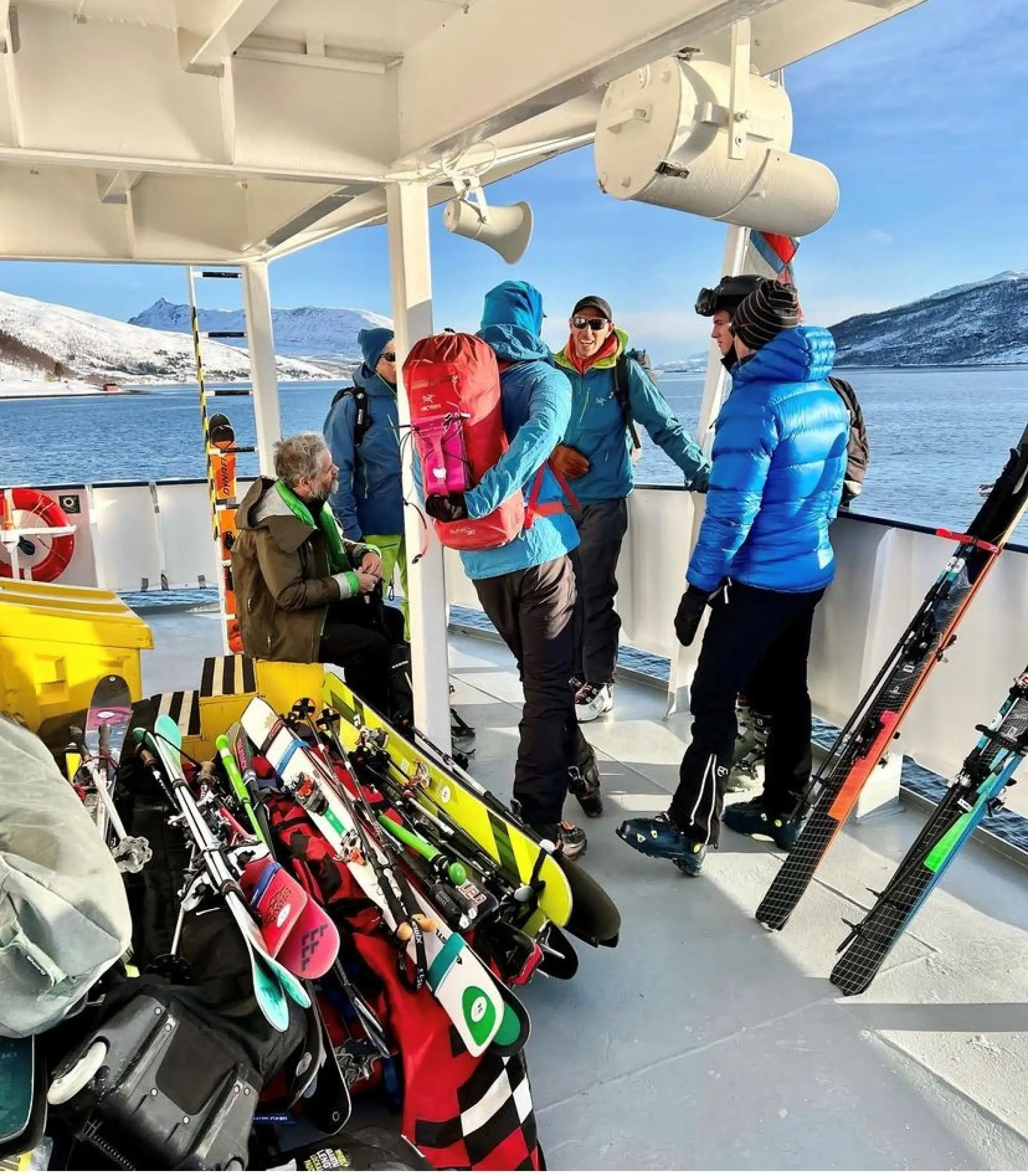 Blide Arctic Haute Route gjester klare for ny, flott dag på ski – Norwegian Adventure Company