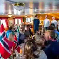 Norges koseligste, flytende restaurant. – Norwegian Adventure Company