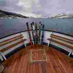 Arctic Ski & Sail auf der eigenen klassischen Yacht MS Sjøveien – Norwegian Adventure Company