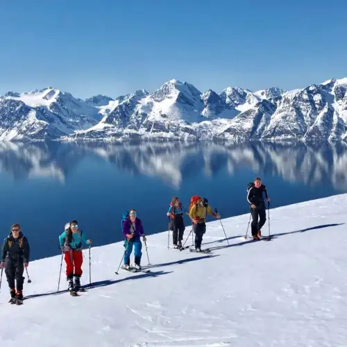 Lyngen er et eldorado for toppturer på ski. – Norwegian Adventure Company