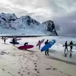 Arctic-surf-surfing-Gruppetur-Bedriftsarrangement-Lofoten-Northern-Norway-Corporate-Event-Norwegian-Adventure-Company-03.jpg – Norwegian Adventure Company