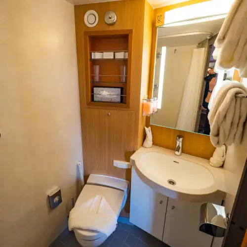 High standard, private bathrooms in all cabins with modern amenities including under floor heating, a shower, sink and toilet. – Norwegian Adventure Company