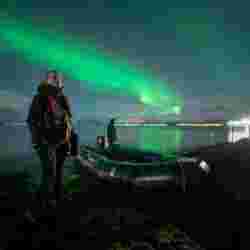 Ettermiddager og kvelder hvor det er mulig å se nordlyset danse over nattehimmelen  oppleves aller best ute på dekk, hvor du kjenner på vind, vær og gleden over å være på oppdagelsesferd i nord. – Norwegian Adventure Company