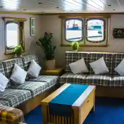 Lounge with bar and exit right to the aft deck. – Norwegian Adventure Company