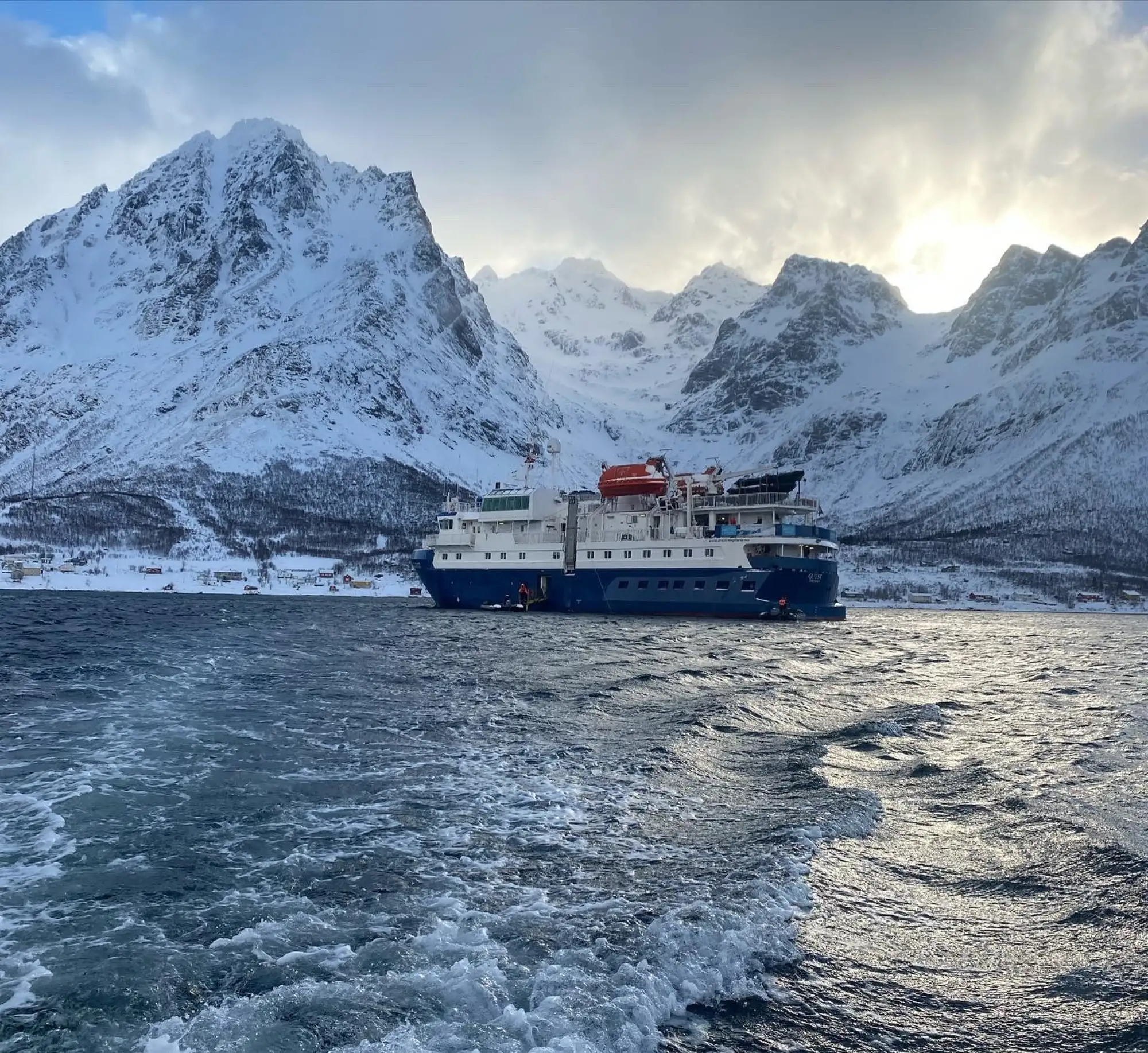 Lite som slår å ligge for anker i en nordnorsk fjord – Norwegian Adventure Company