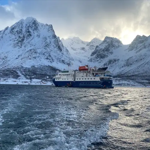 Lite som slår å ligge for anker i en nordnorsk fjord – Norwegian Adventure Company