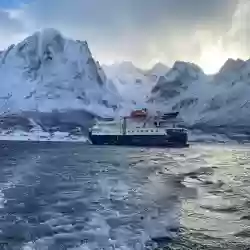 Lite som slår å ligge for anker i en nordnorsk fjord – Norwegian Adventure Company