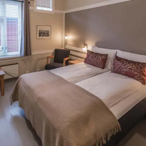 Standard.  Natural /Pleasant colours and wooden floors, shower, free wifi. – Norwegian Adventure Company