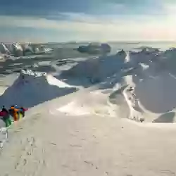 PEKTAKULÆRE TOPPTURER Enten du vil gå de mest kjente klassikerne i Lofoten, Senja, Lyngen, Svalbard, eller utforske mer ukjente topper. det arktiske nord og Nord-Norge byr på uendelig mange muligheter, ruter og nedkjøringer med ulik bratthet- og vanskelighetsgrad. Valget er ditt! – Norwegian Adventure Company