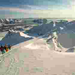 PEKTAKULÆRE TOPPTURER Enten du vil gå de mest kjente klassikerne i Lofoten, Senja, Lyngen, Svalbard, eller utforske mer ukjente topper. Nord-Norge byr på uendelig mange muligheter, ruter og nedkjøringer med ulik bratthet- og vanskelighetsgrad. Valget er ditt! – Norwegian Adventure Company