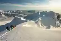 PEKTAKULÆRE TOPPTURER Enten du vil gå de mest kjente klassikerne i Lofoten, Senja, Lyngen, Svalbard, eller utforske mer ukjente topper. Nord-Norge byr på uendelig mange muligheter, ruter og nedkjøringer med ulik bratthet- og vanskelighetsgrad. Valget er ditt! – Norwegian Adventure Company