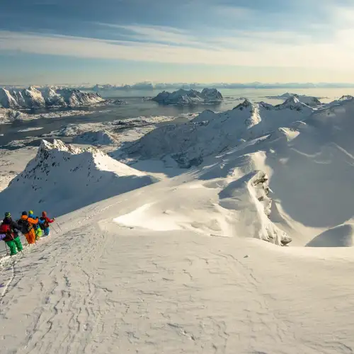 ski-topptur-skiing-henningsvaer-lofoten-camp-lofoten-norwegian-adventure-company-07.jpg – Norwegian Adventure Company