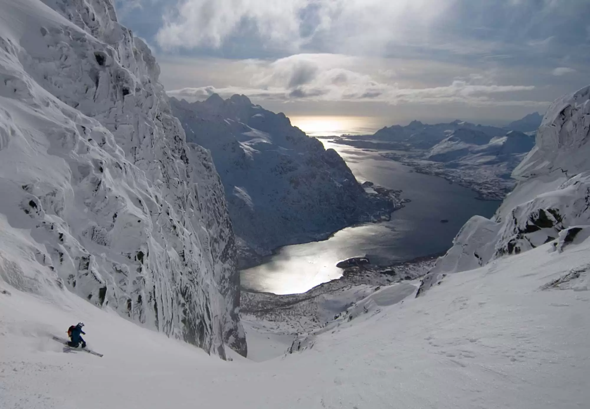 ski-topptur-skiing-henningsvaer-lofoten-camp-lofoten-norwegian-adventure-company-42.jpg – Norwegian Adventure Company