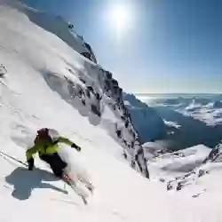 SPEKTAKULÆRE FJELL OG FJORDER Det er gode grunner til at Nord-Norge står frem som ett av Norges aller sterkeste ikon-destinasjoner. Det er få steder i verden du finner like spektakulær skikjøring som her. – Norwegian Adventure Company