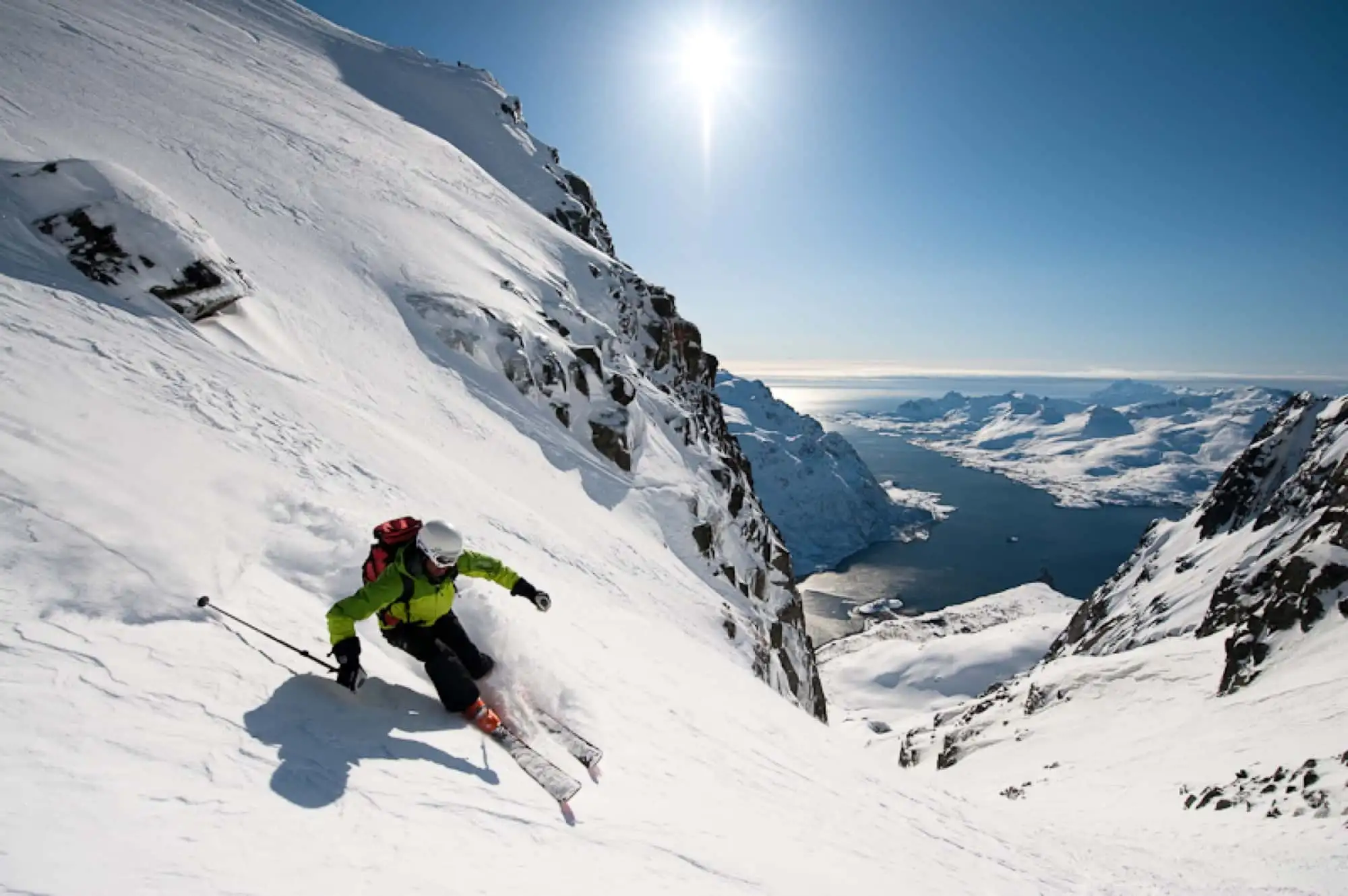 SPEKTAKULÆRE FJELL OG FJORDER Det er gode grunner til at det arktiske nord og Nord-Norge står frem som ett av Norges aller sterkeste ikon-destinasjoner. Det er få steder i verden du finner like spektakulær skikjøring som her. – Norwegian Adventure Company