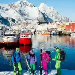 SJARMERENDE FISKEVÆR Uansett årstid, Nord-norges atmosfære med mange små pittoreske fiskevær og unike vibe må oppleves. – Norwegian Adventure Company