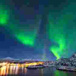 VINTERLYS Dra nordover og opplev vinterlyset. Kanskje er dere heldige og får med dere nordlyset som danser samba over nattehimmelen. – Norwegian Adventure Company