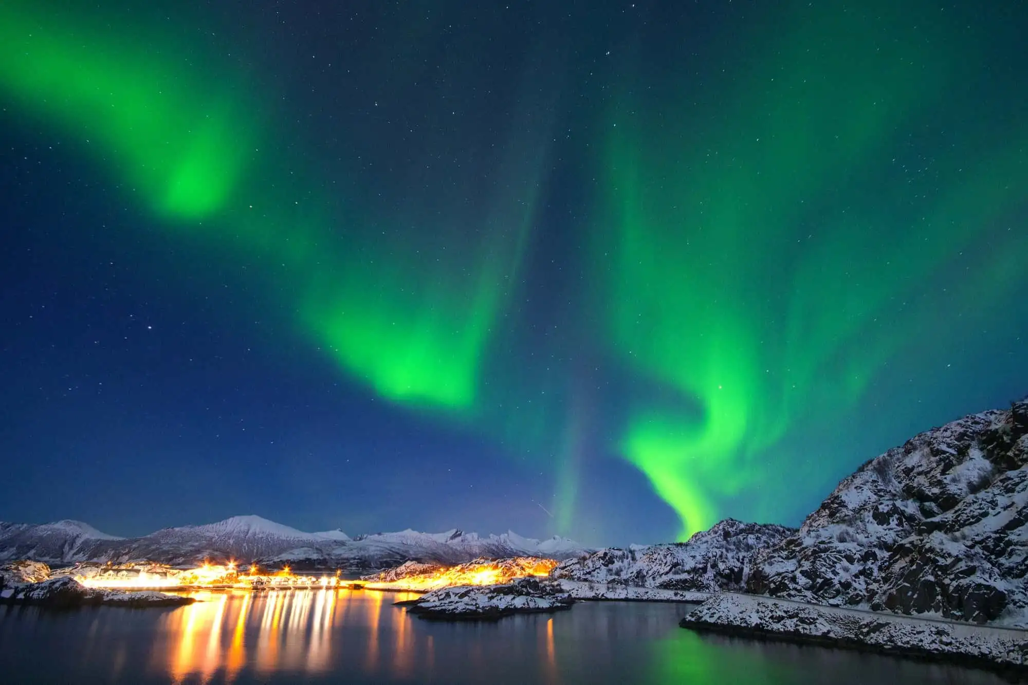 VINTERLYS Dra nordover og opplev vinterlyset. Kanskje er dere heldige og får med dere nordlyset som danser samba over nattehimmelen. – Norwegian Adventure Company