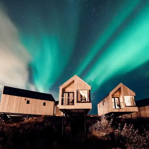 nordlys-hillside-hattvika.jpg – Norwegian Adventure Company