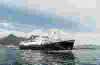 Bodøbaserte M/S Gamle Salten seiler ut fra Svolvær havn på en av sommerseilasene. – Norwegian Adventure Company