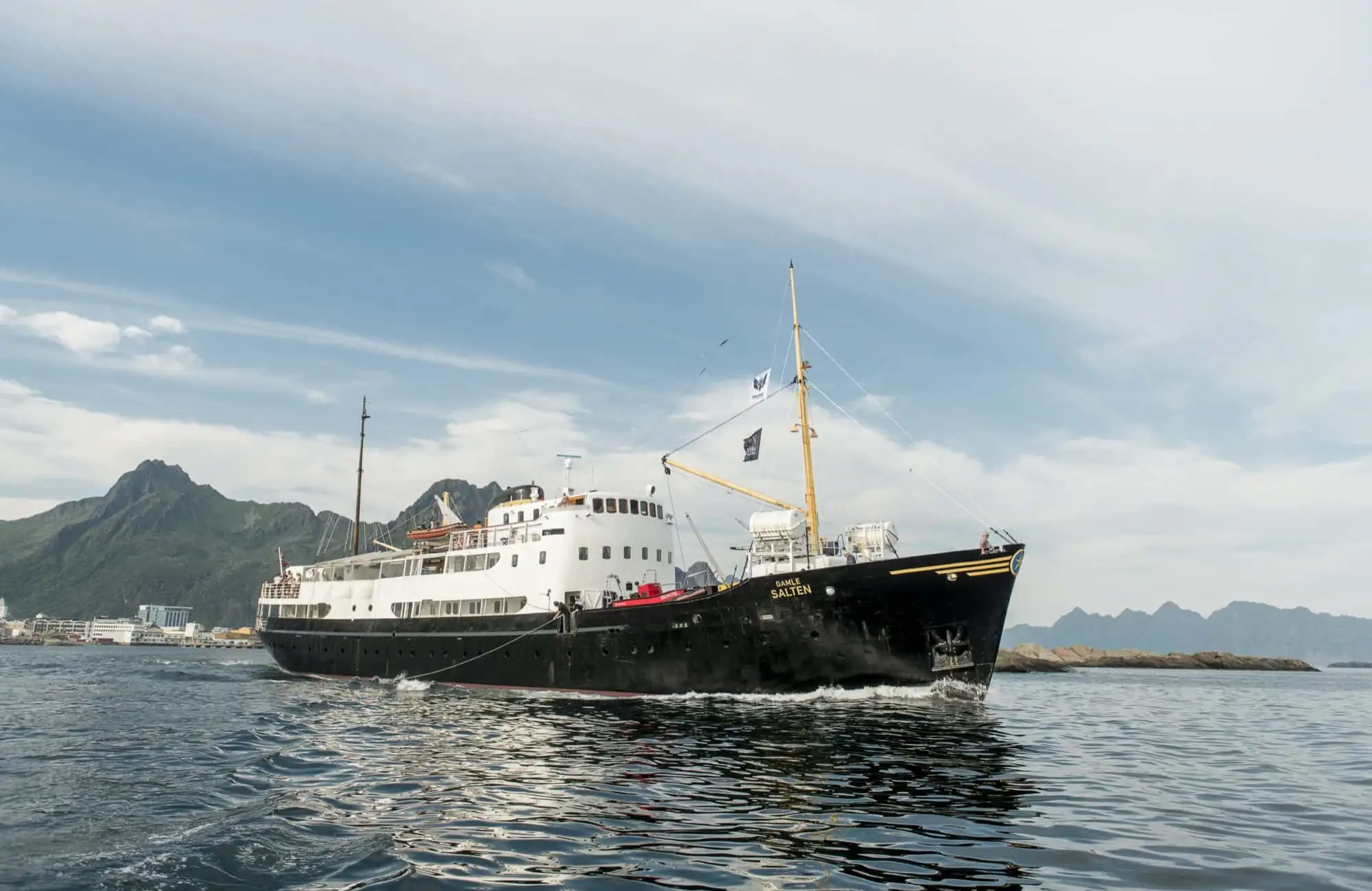Bodøbaserte M/S Gamle Salten seiler ut fra Svolvær havn på en av sommerseilasene. – Norwegian Adventure Company