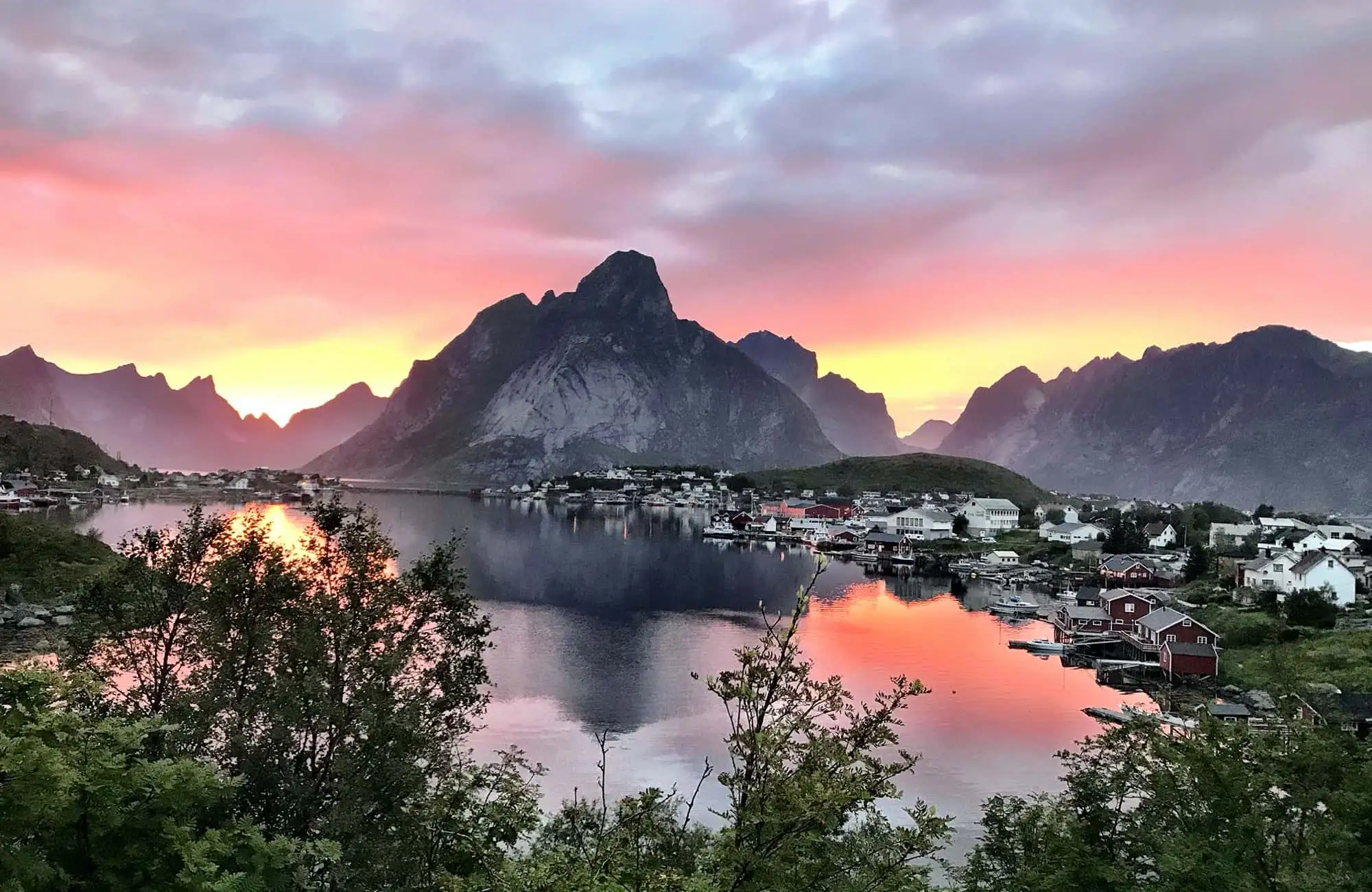 reine-opplevelsesuke-i-lofoten-henningsvaer-fjelltur-surfing-fiske-rib-safari-kultur-kulinarisk-norwegian-adventure-company-87.jpg – Norwegian Adventure Company
