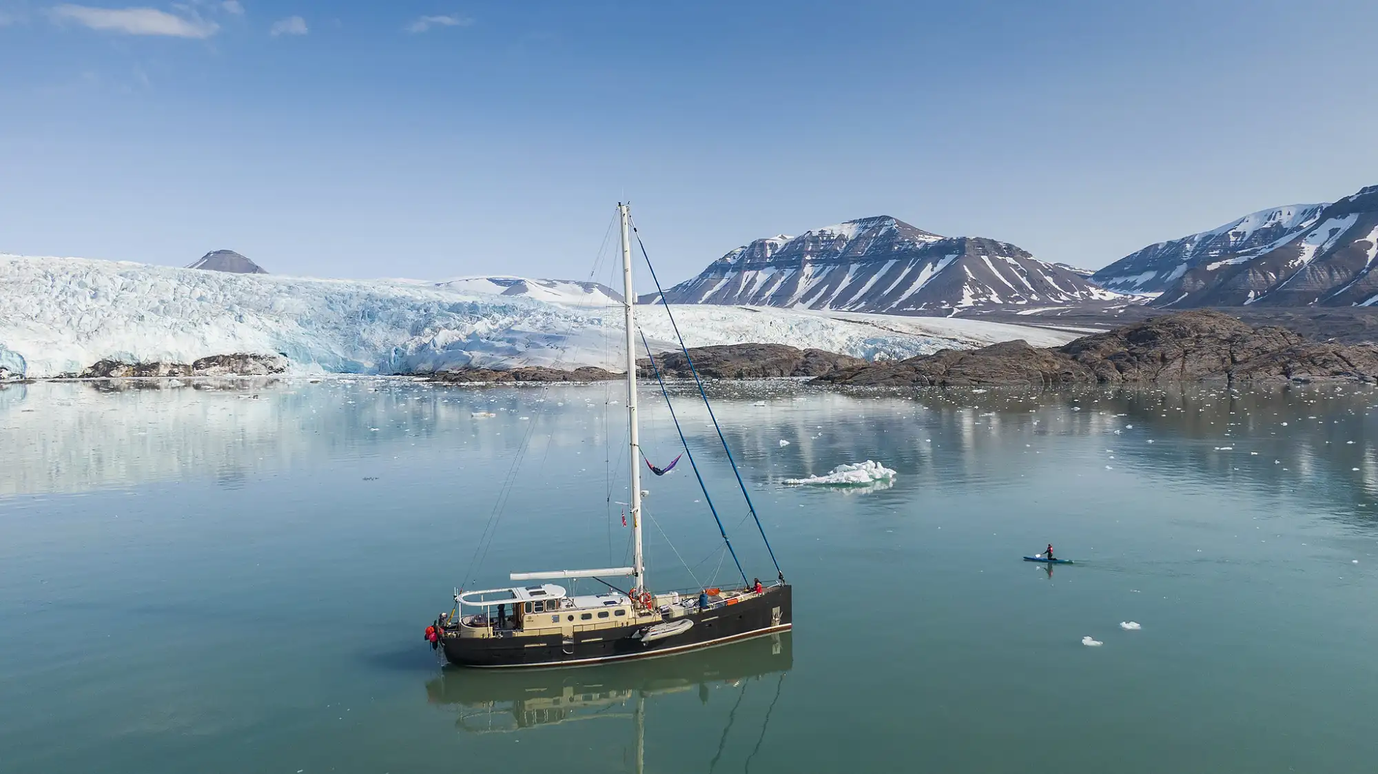 Komfortabel og romslig ekspedisjonsbåt Komfortabel og romslig ekspedisjonsbåt – Norwegian Adventure Company