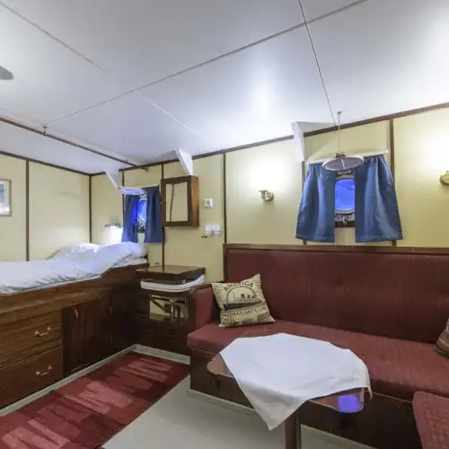 Double cabin superior: Double bed, a small lounge and wardrobe. Washbasin with hot and cold water. – Norwegian Adventure Company