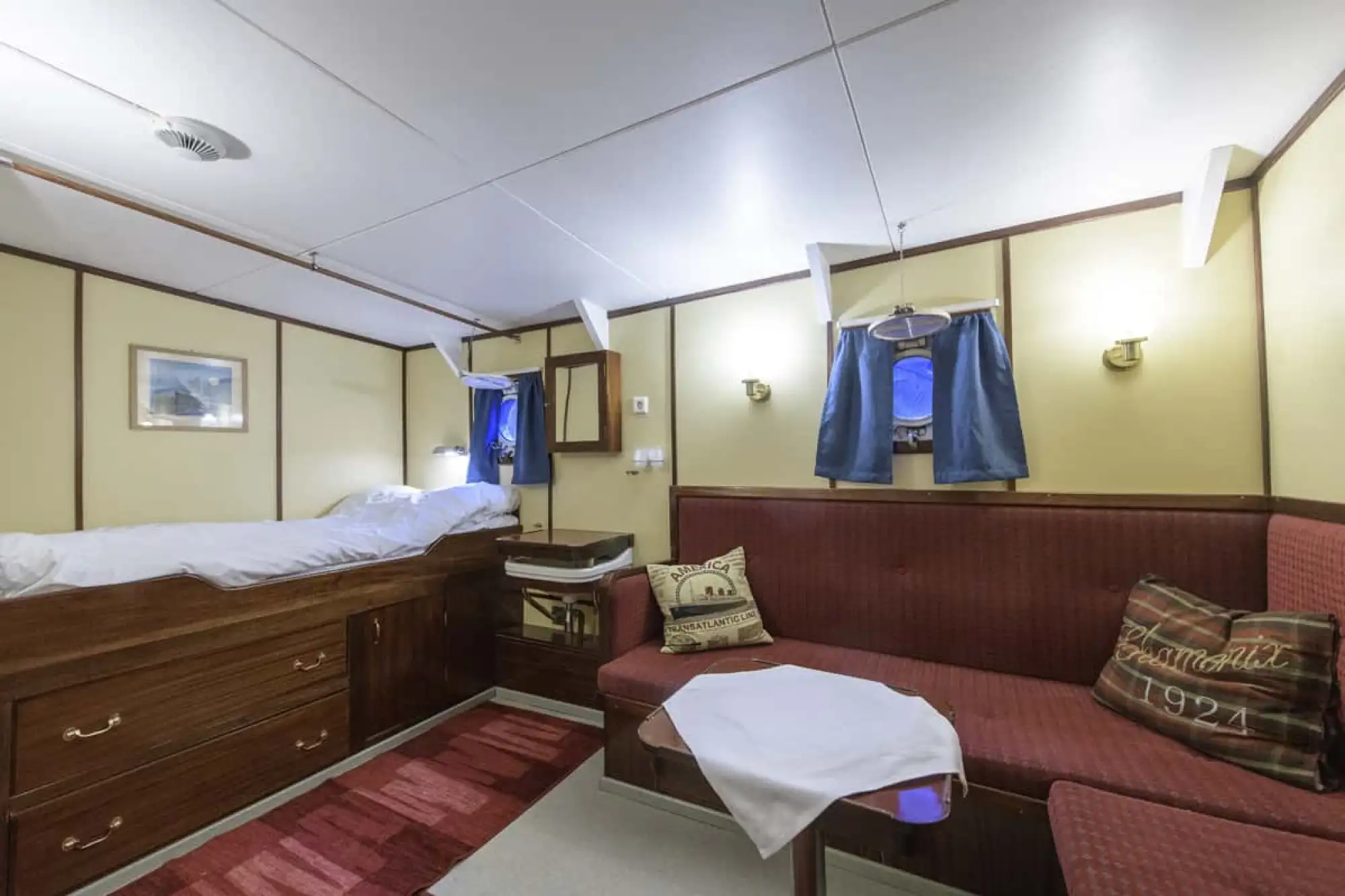 Double cabin superior: Double bed, a small lounge and wardrobe. Washbasin with hot and cold water. – Norwegian Adventure Company