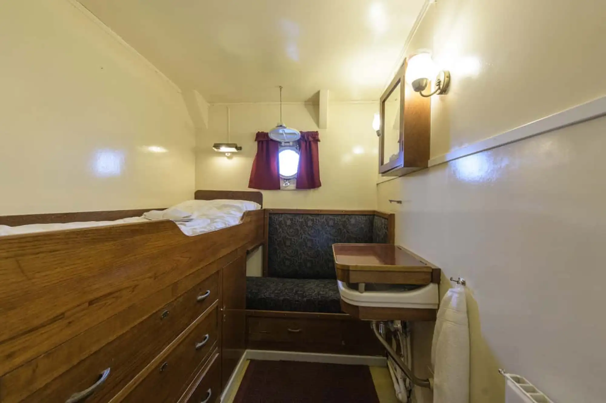 Single cabin: One berth and wardrobe. Washbasin with hot and cold water. – Norwegian Adventure Company