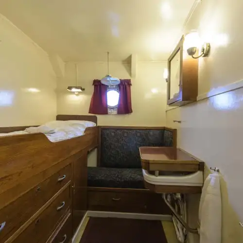 Single cabin: One berth and wardrobe. Washbasin with hot and cold water. – Norwegian Adventure Company