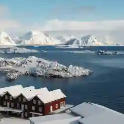 OVERNATTING MED HAVUTSIKT Enten du velger å bo på Henningsvær Bryggehotell, Lofoten Panorama i Stamsund eller i Svolvær bor du med nærhet og utsikt til fjord og fjell. Samtlige overnattingssteder er nøye utvalgt av NAC og innehar unike kvaliteter som gjør det verdt et besøk. – Norwegian Adventure Company