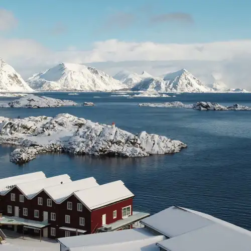 OVERNATTING MED HAVUTSIKT Enten du velger å bo på Henningsvær Bryggehotell, Lofoten Panorama i Stamsund eller i Svolvær bor du med nærhet og utsikt til fjord og fjell. Samtlige overnattingssteder er nøye utvalgt av NAC og innehar unike kvaliteter som gjør det verdt et besøk. – Norwegian Adventure Company