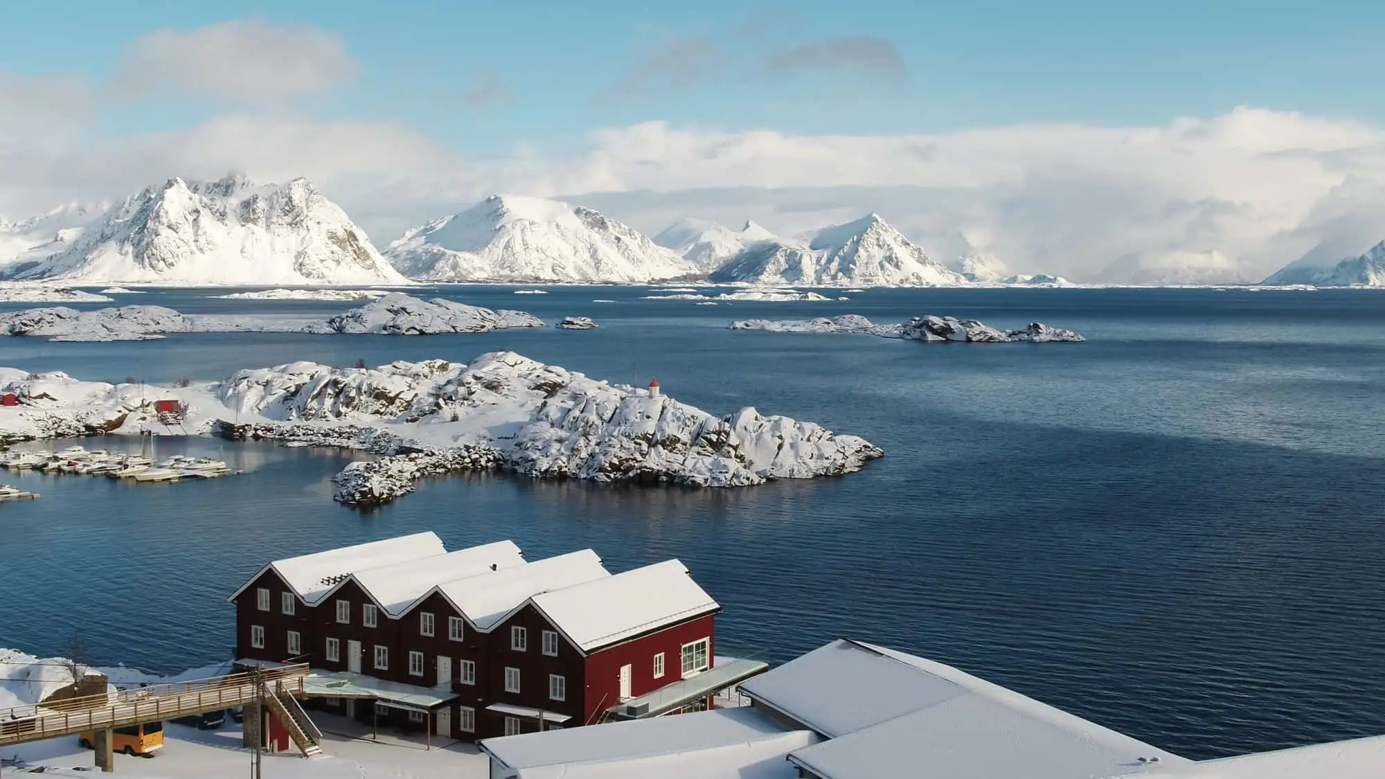 OVERNATTING MED HAVUTSIKT Enten du velger å bo på Henningsvær Bryggehotell, Lofoten Panorama i Stamsund eller i Svolvær bor du med nærhet og utsikt til fjord og fjell. Samtlige overnattingssteder er nøye utvalgt av NAC og innehar unike kvaliteter som gjør det verdt et besøk. – Norwegian Adventure Company