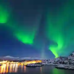 Nordlys over Hamn i Senja. – Norwegian Adventure Company