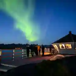 Nyt nordlyset fra brygga! – Norwegian Adventure Company
