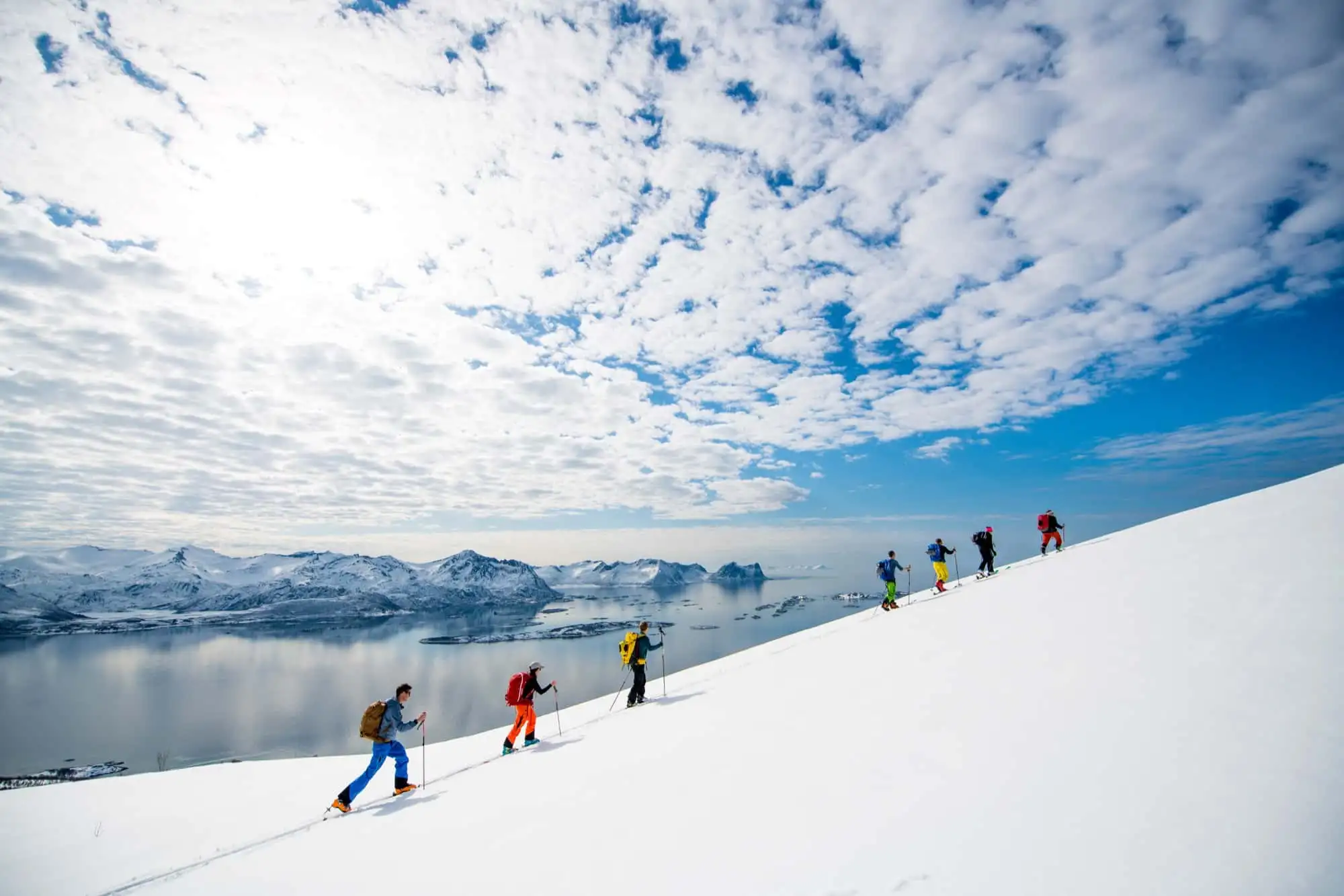 SMÅ GRUPPER – SERTIFISERTE GUIDER Din sikkerhet kommer alltid først, og vi benytter erfarne, sertifiserte tindevegledere tilknyttet Norwegian Adventure Guides som gjerne videreformidler sin brede kunnskap om snø og terreng. – Norwegian Adventure Company