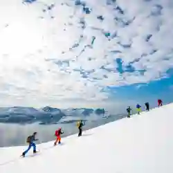 SMÅ GRUPPER – SERTIFISERTE GUIDER Din sikkerhet kommer alltid først, og vi benytter erfarne, sertifiserte tindevegledere tilknyttet Norwegian Adventure Guides som gjerne videreformidler sin brede kunnskap om snø og terreng. – Norwegian Adventure Company