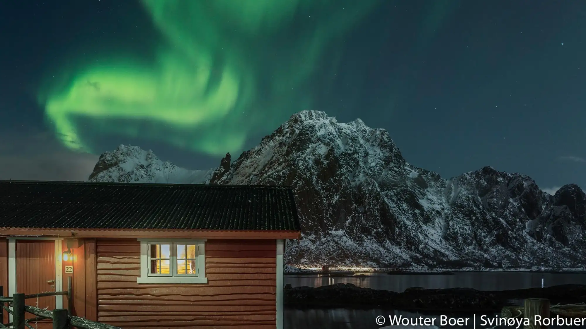 svinoya-rorbuer-nordlichter-nacht.jpg – Norwegian Adventure Company